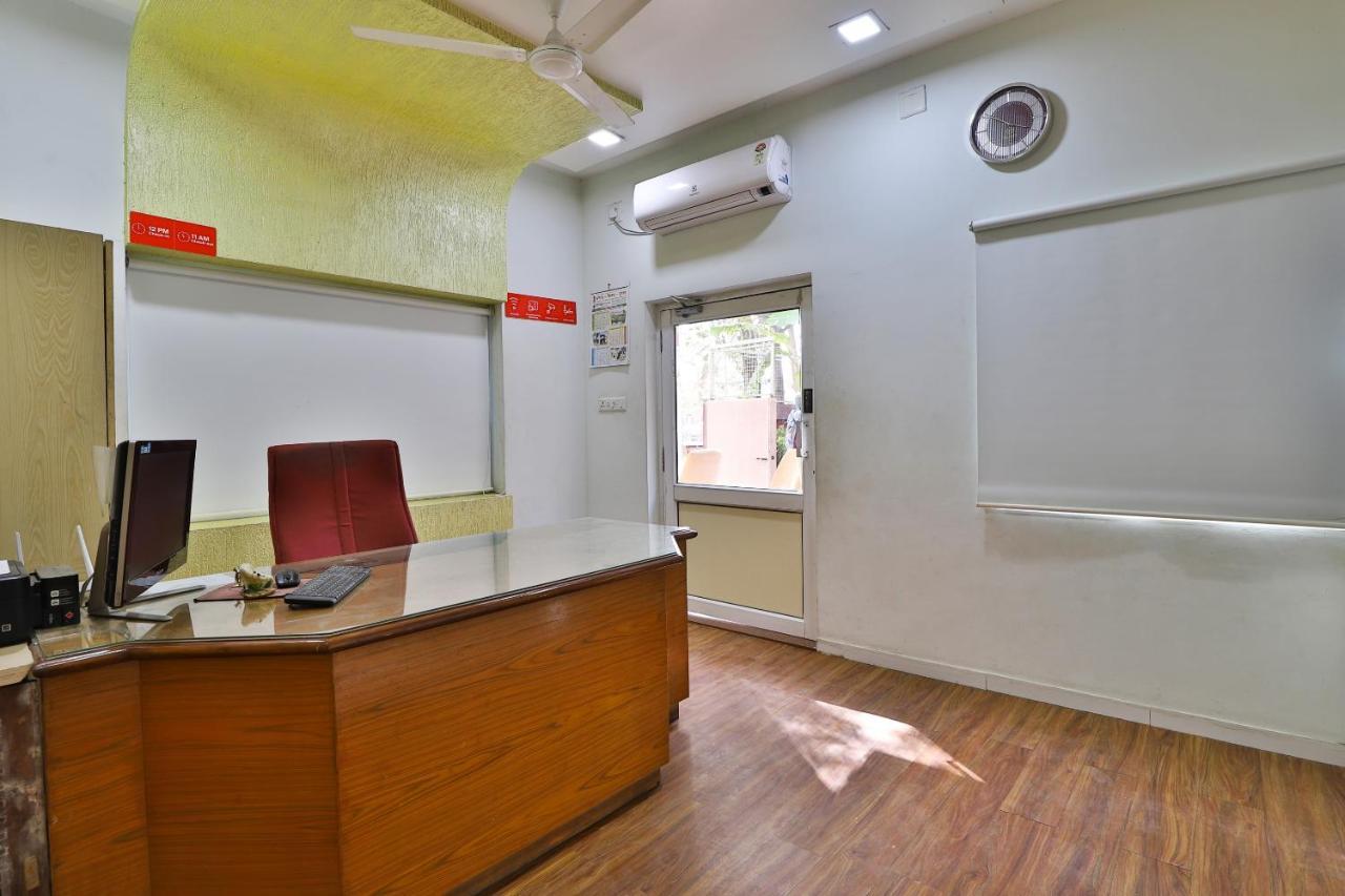 Oyo Milan Party Hall Vadodara Extérieur photo