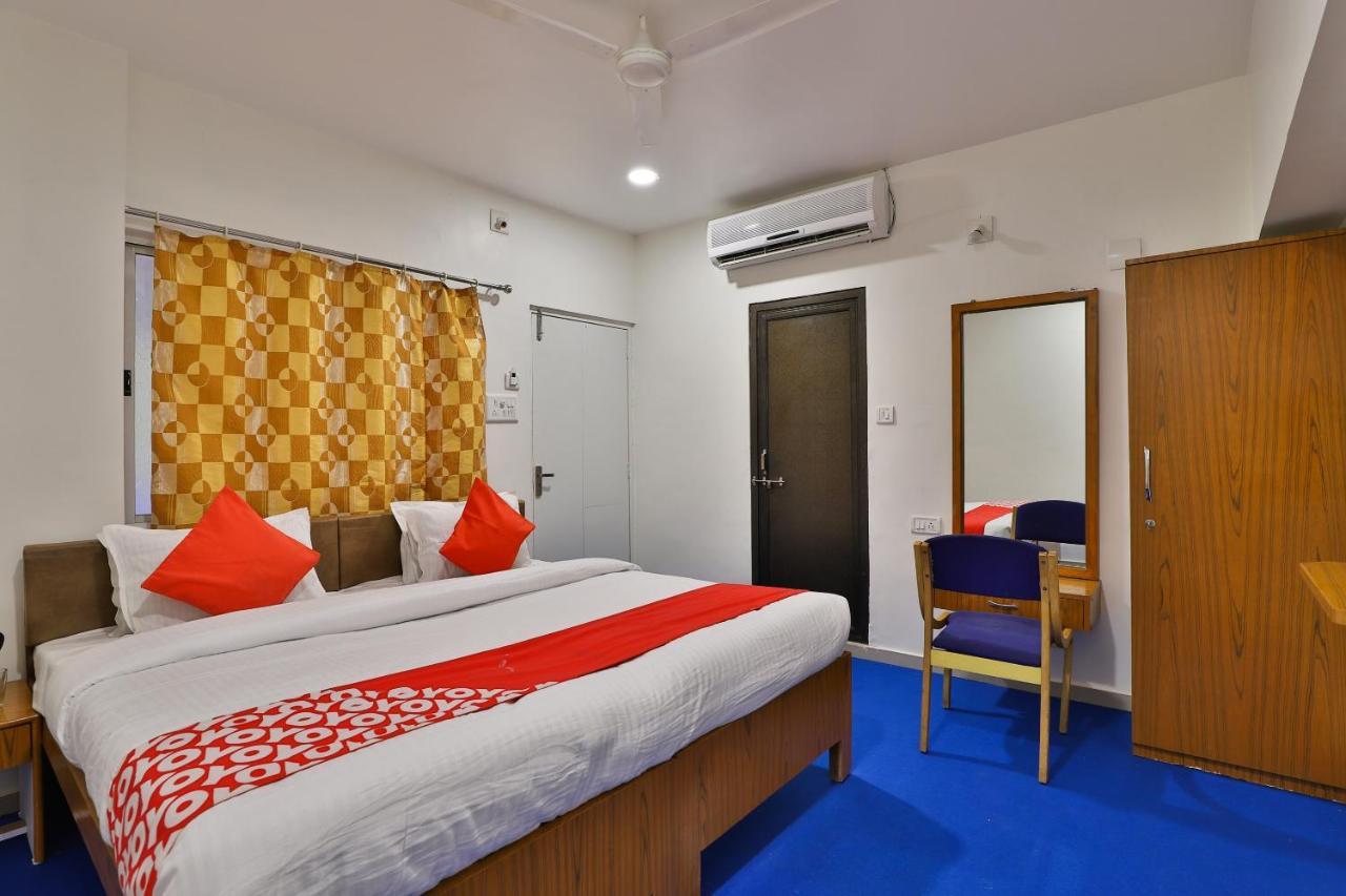 Oyo Milan Party Hall Vadodara Extérieur photo