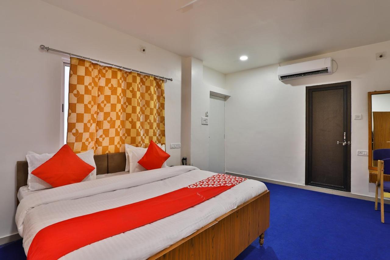 Oyo Milan Party Hall Vadodara Extérieur photo