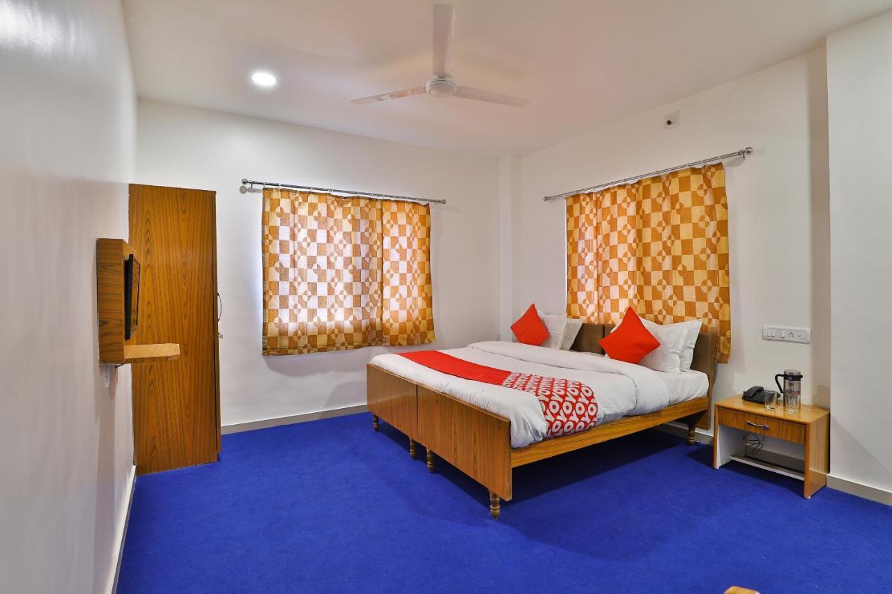 Oyo Milan Party Hall Vadodara Extérieur photo