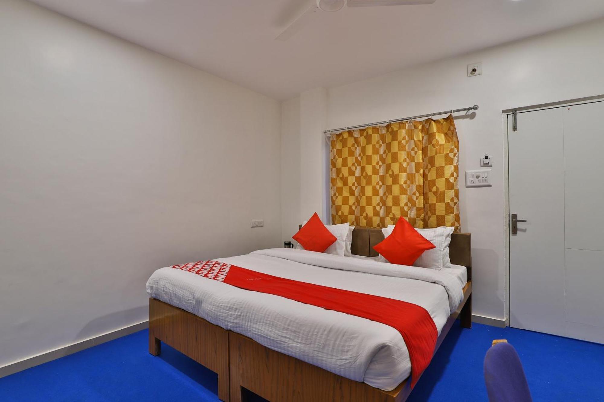 Oyo Milan Party Hall Vadodara Extérieur photo