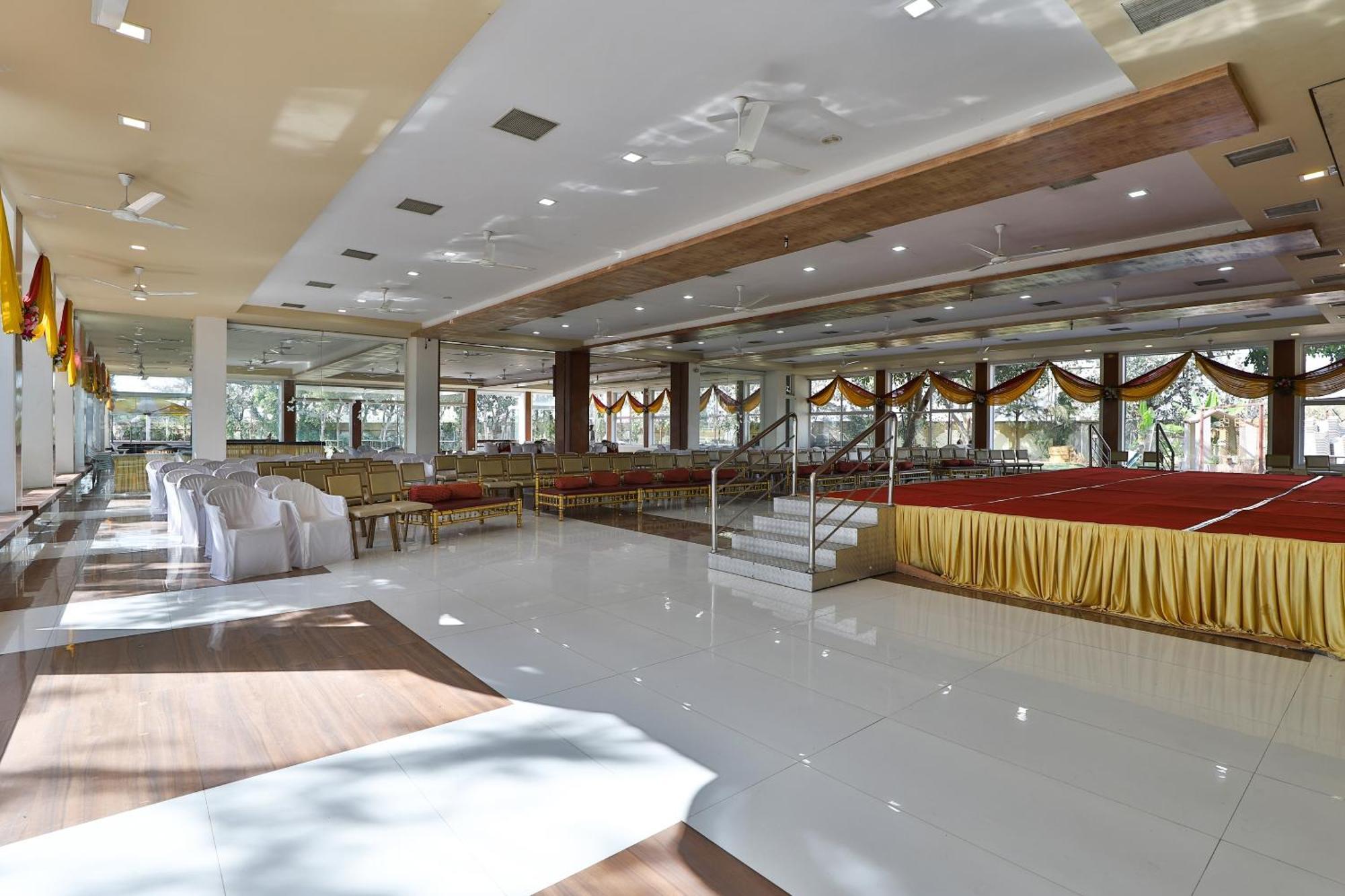 Oyo Milan Party Hall Vadodara Extérieur photo