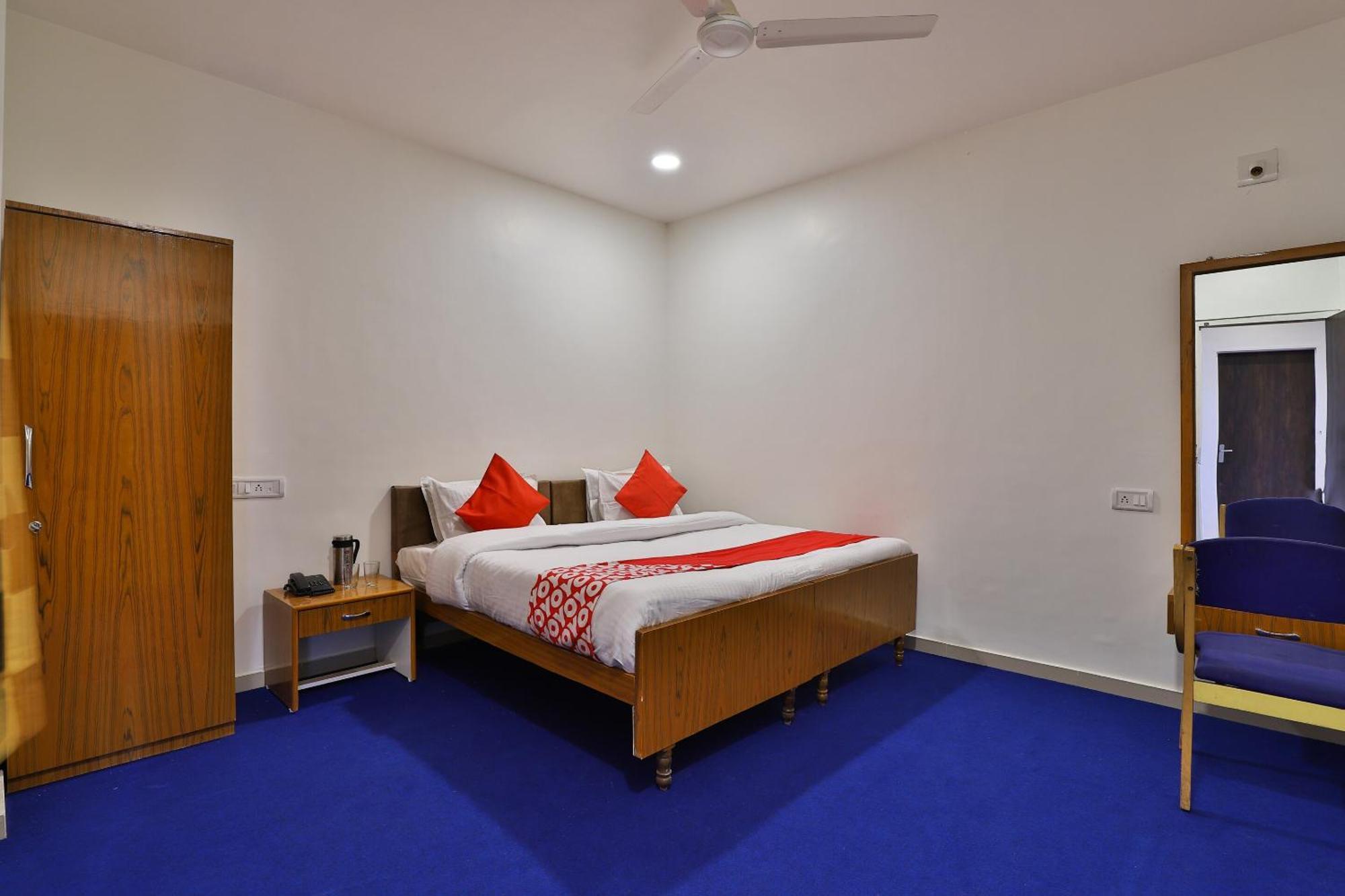 Oyo Milan Party Hall Vadodara Extérieur photo