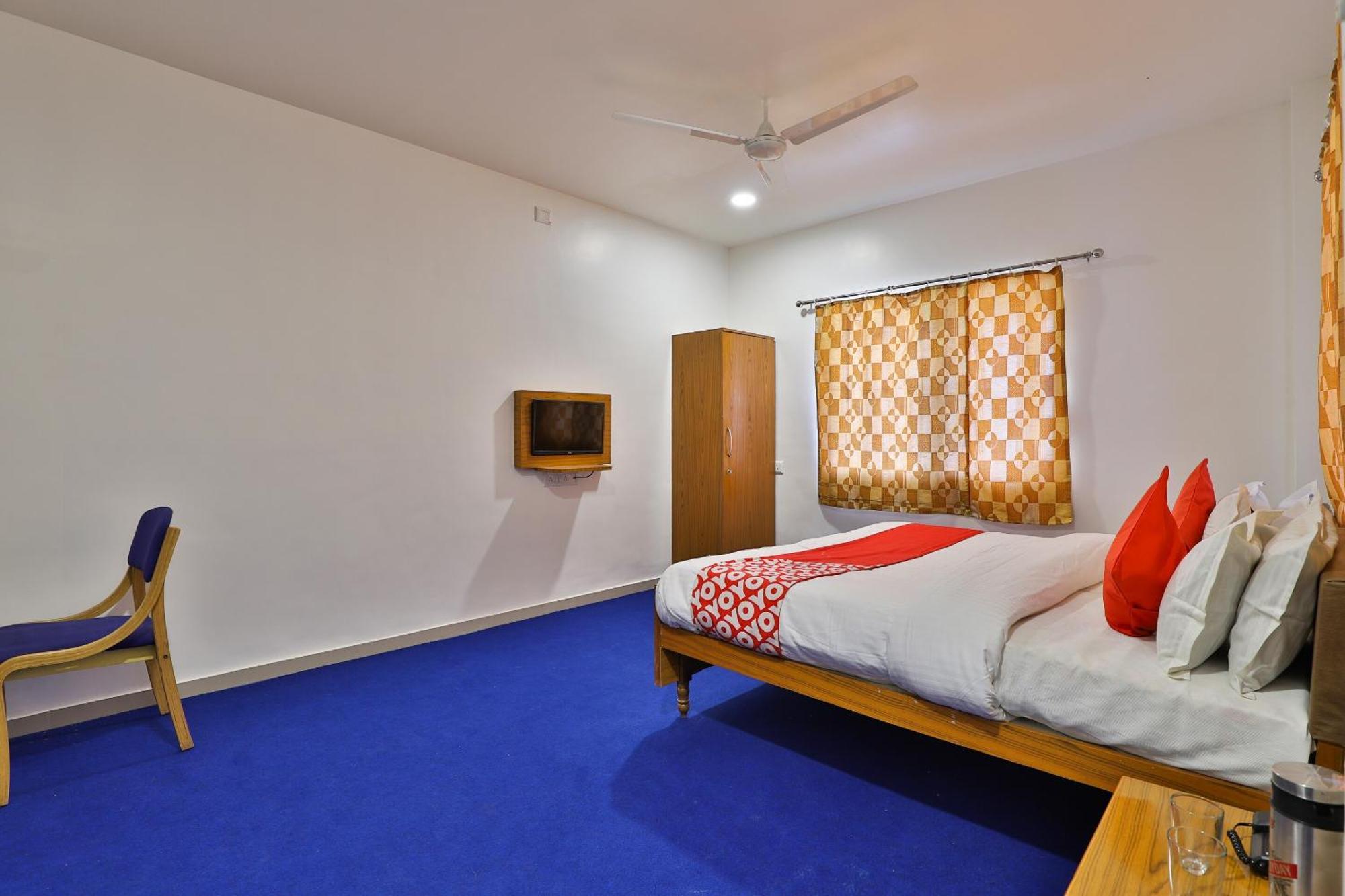 Oyo Milan Party Hall Vadodara Extérieur photo
