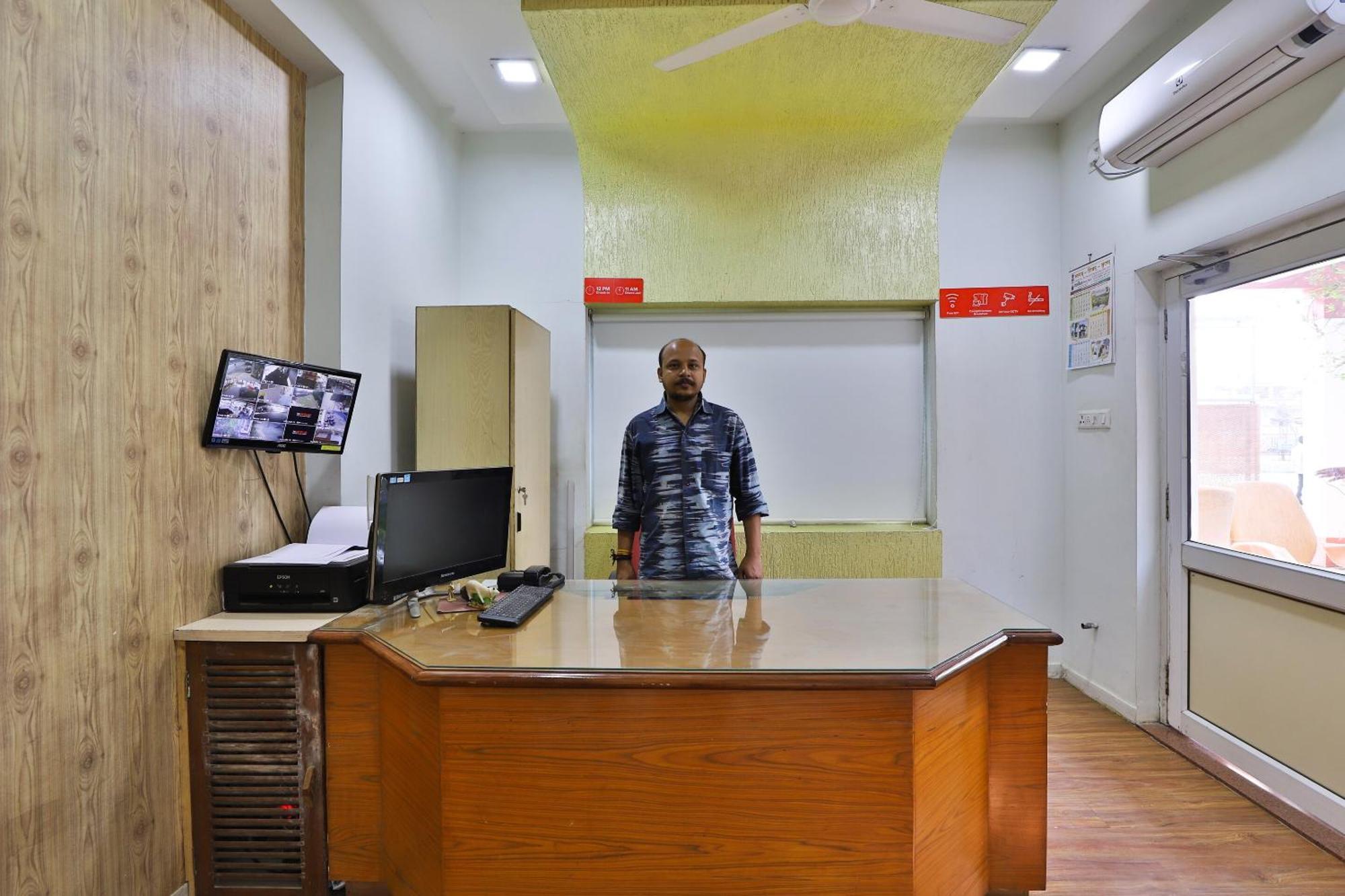 Oyo Milan Party Hall Vadodara Extérieur photo