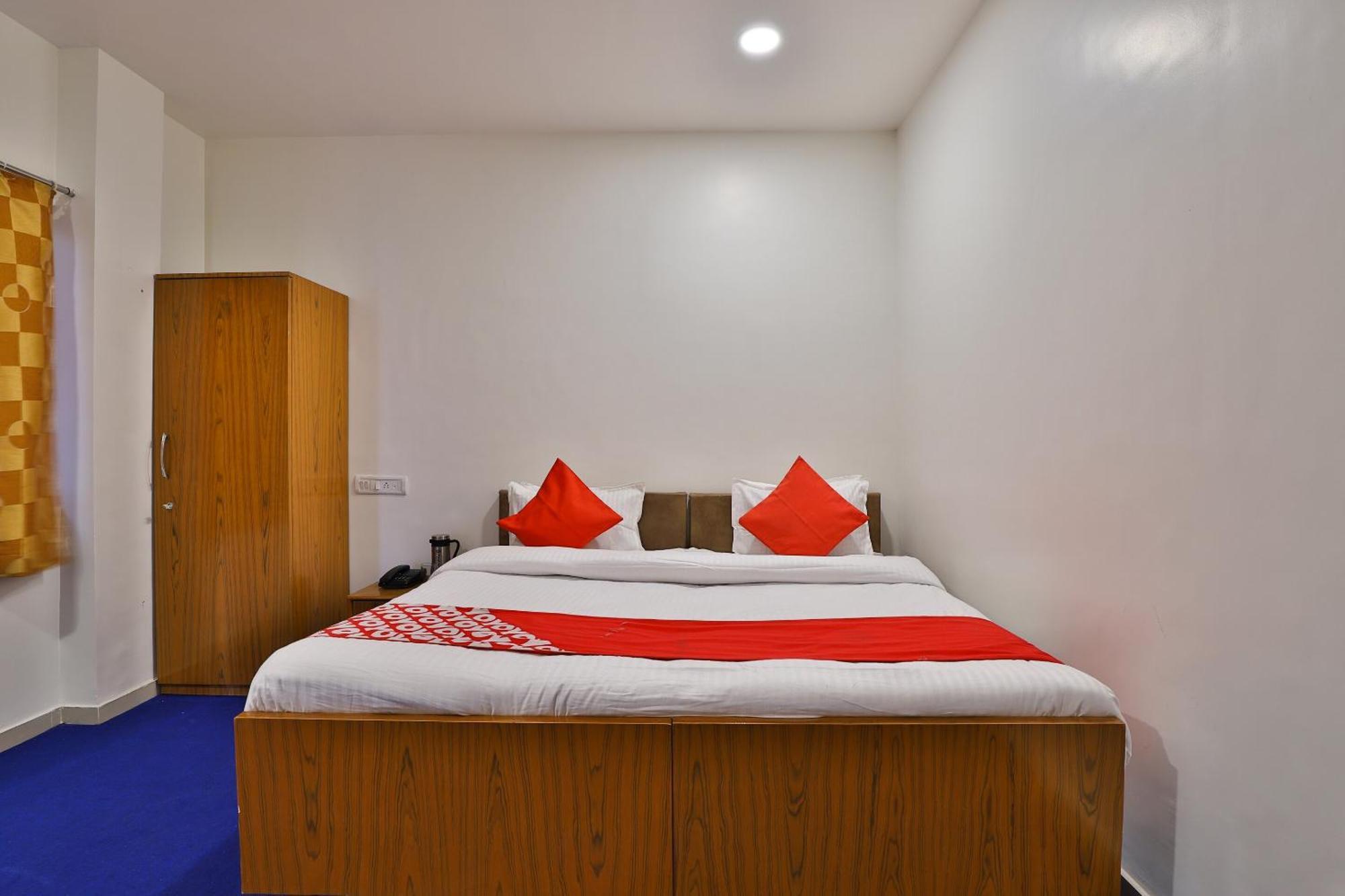 Oyo Milan Party Hall Vadodara Extérieur photo