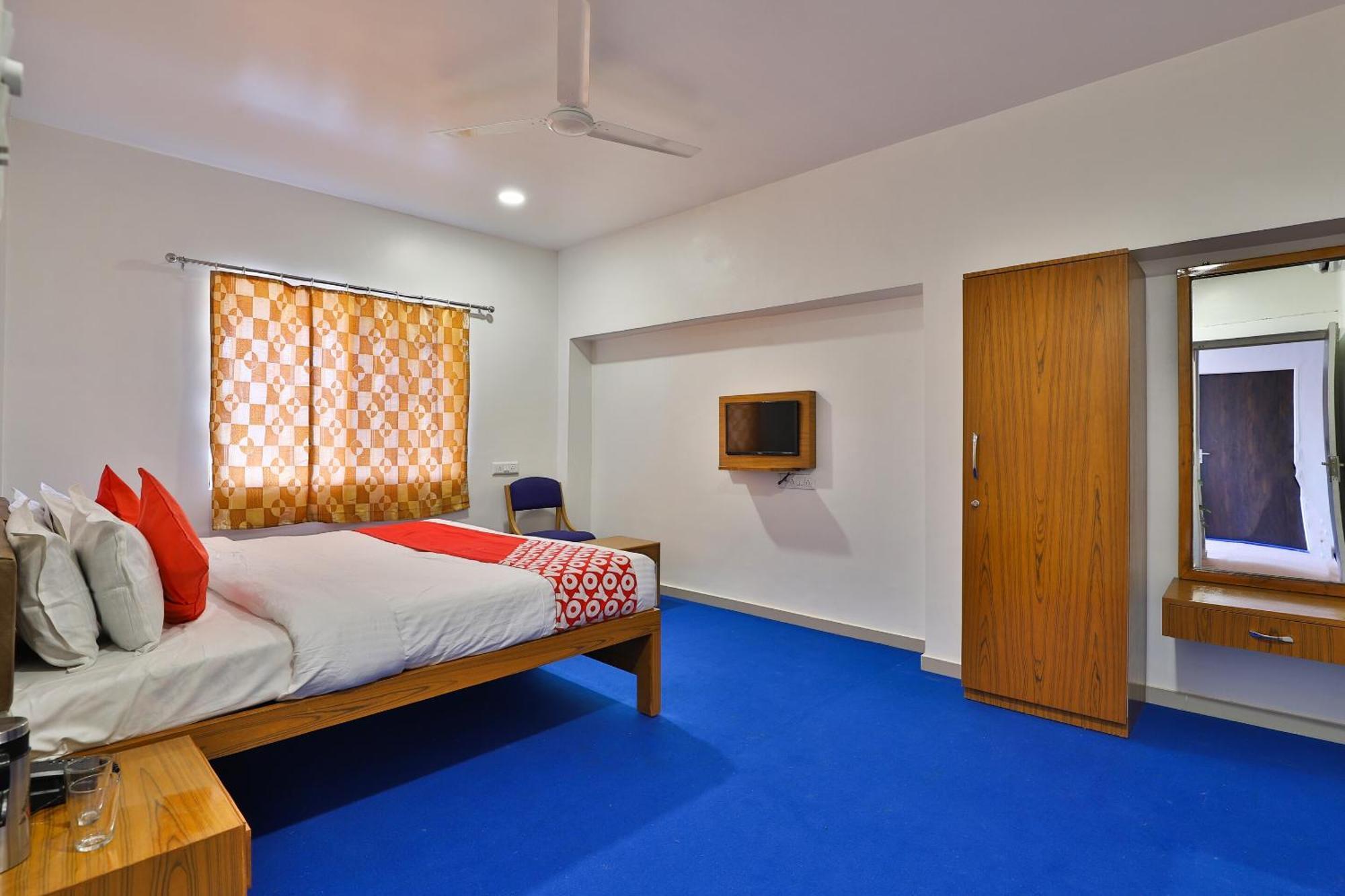 Oyo Milan Party Hall Vadodara Extérieur photo