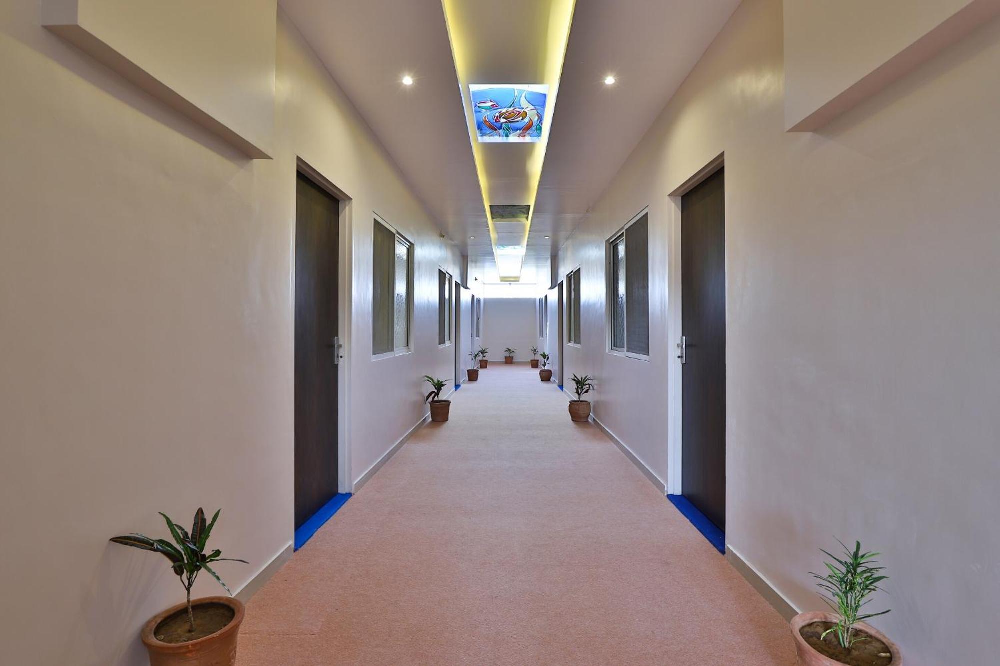 Oyo Milan Party Hall Vadodara Extérieur photo