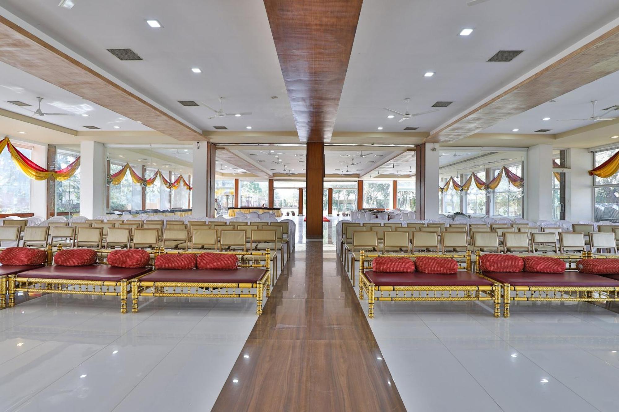 Oyo Milan Party Hall Vadodara Extérieur photo