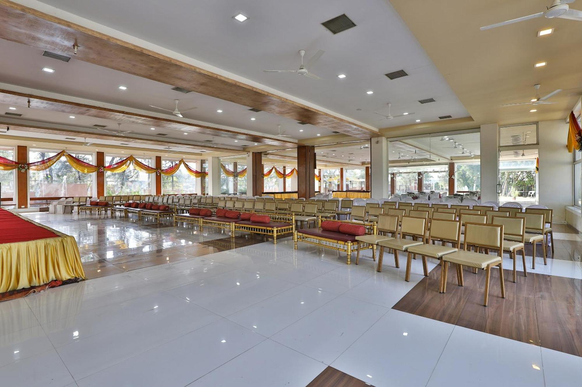 Oyo Milan Party Hall Vadodara Extérieur photo