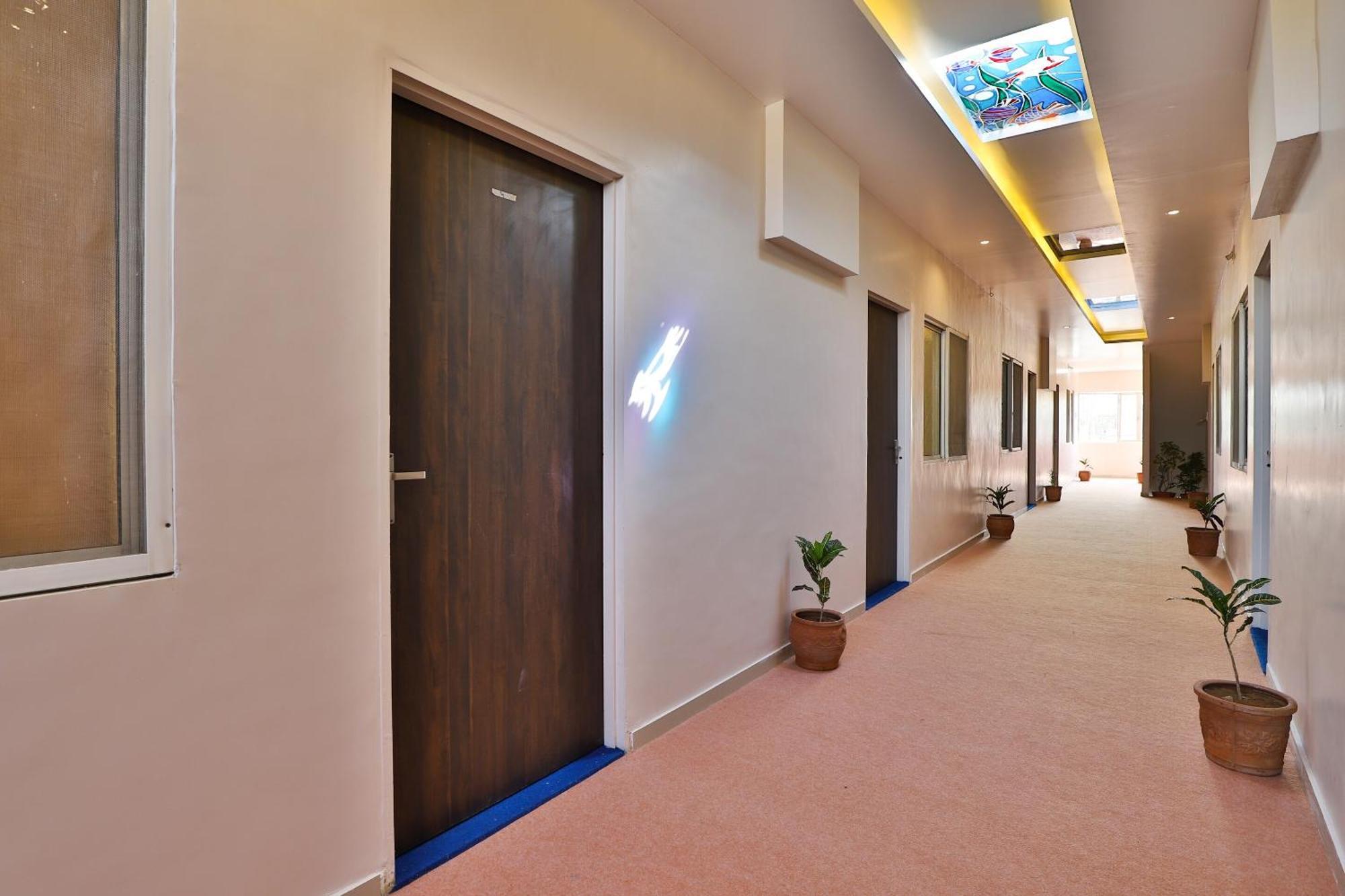 Oyo Milan Party Hall Vadodara Extérieur photo