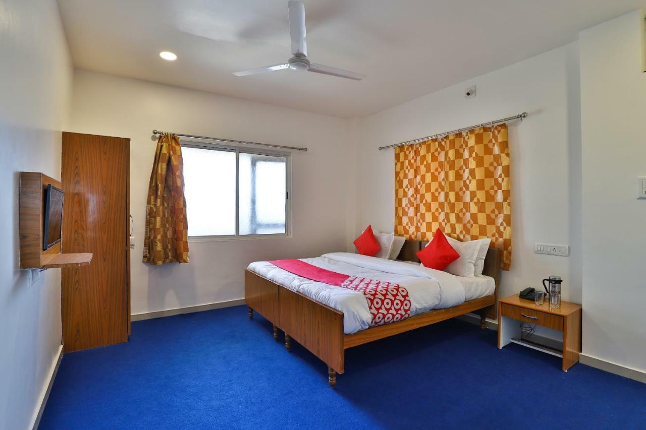 Oyo Milan Party Hall Vadodara Extérieur photo